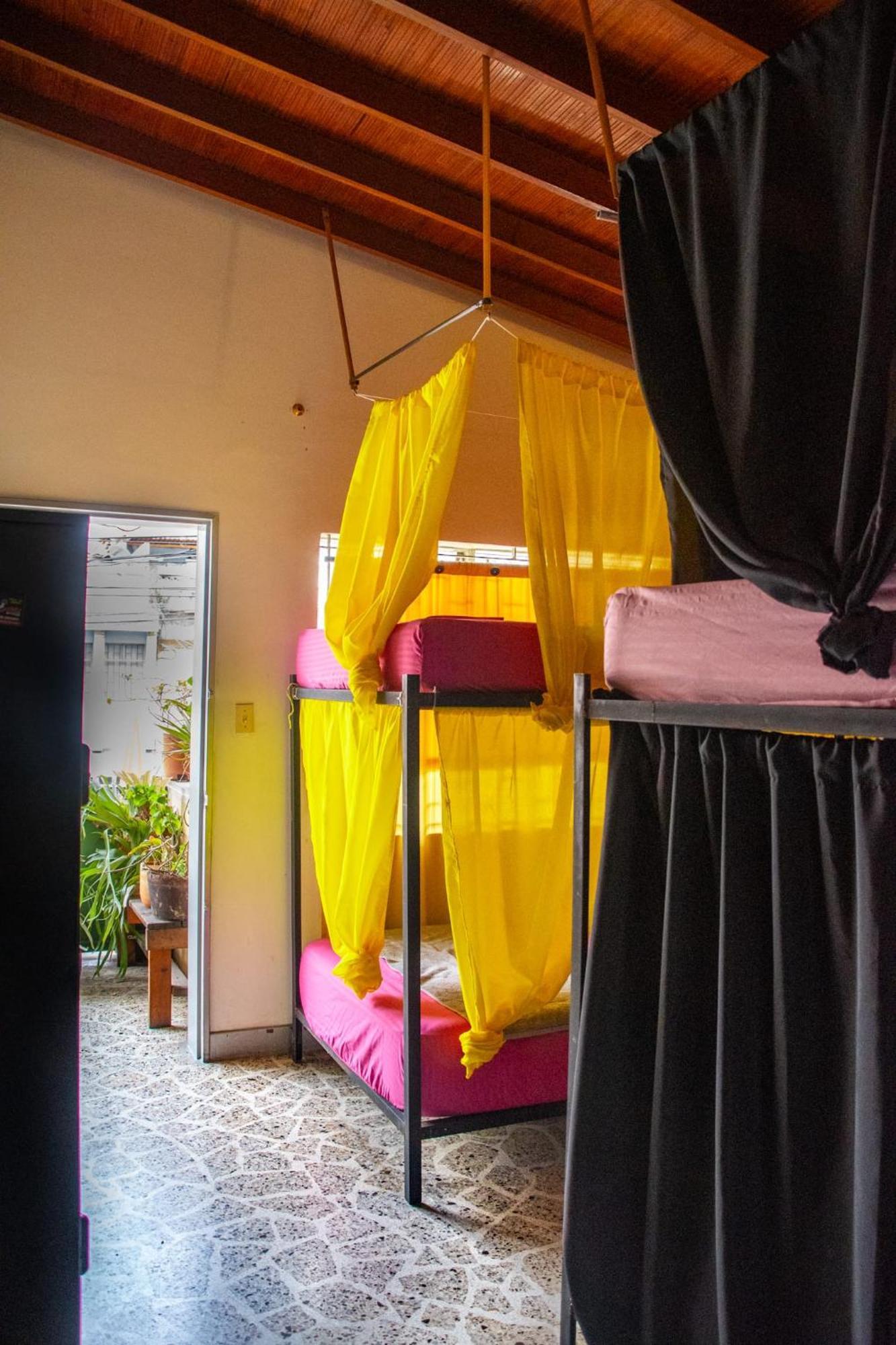 Casa Almarita - Hostal, Bar Y Restaurante Medellín Exterior foto
